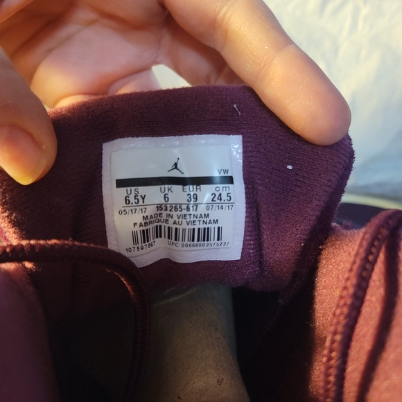 Air Jordan 12 Retro Bordeaux 6.5Y youth/ 8 women - Picture 5 of 5
